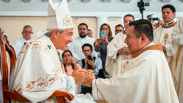 Padre Uriel González Rosado y Monseñor Jorge Carlos Patrón Wong