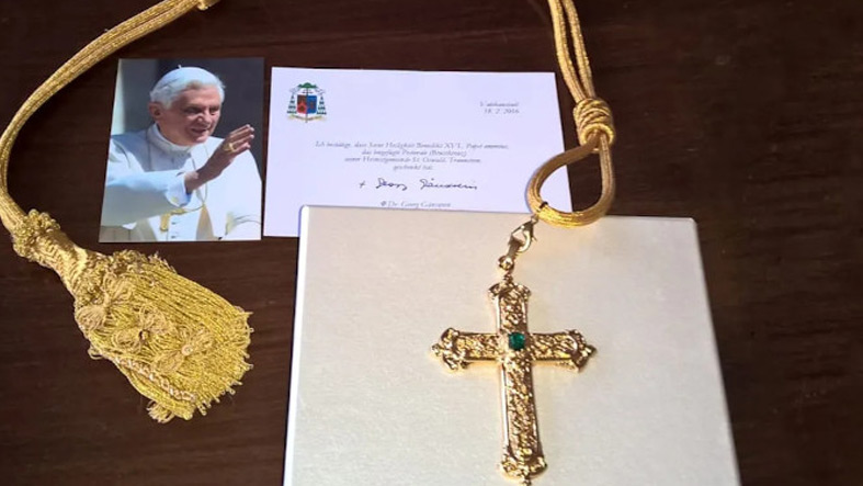 Roban la cruz pectoral de Benedicto XVI