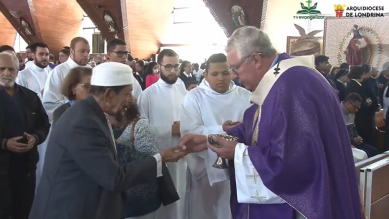 Arzobispo de Londrina Brasil da la comunion a un jeque musulman