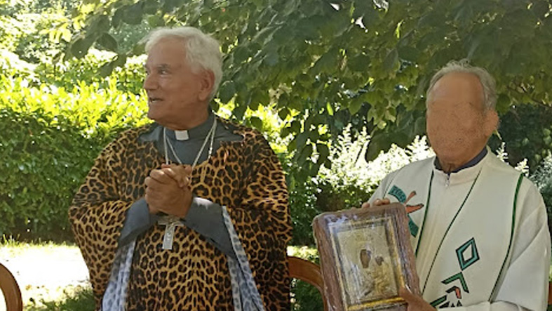 Obispo Nicola Girasoli causa controversia al celebrar Misa con casulla de Leopardo