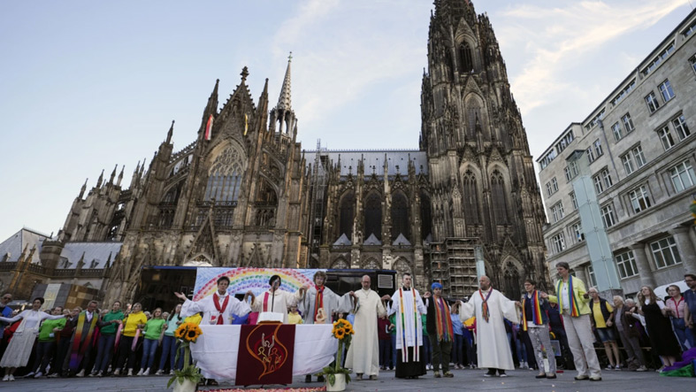 Sacerdotes Catolicos bendicen parejas del mismo sexo en protesta contra el Arzobispo de Colonia