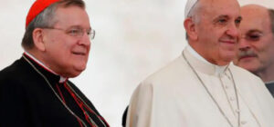 Según fuentes vaticanas, el Papa ha decidido dejar al cardenal Burke “sin casa y sin sueldo”