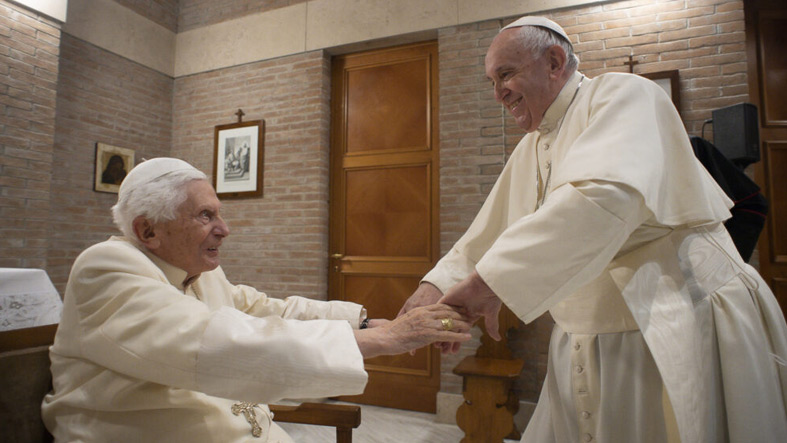 Retiran los escudos de Benedicto XVI en el aniversario de su muerte