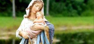 El Vaticano desaconseja llamar a la Virgen María “Corredentora” y pide prudencia con el título “Mediadora”