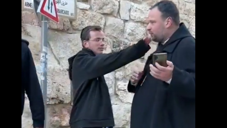Jovenes judios agreden a monje benedictino y profanan simbolos cristianos en Jerusalen 1