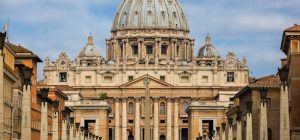 Vaticano elimina la primacía del latín en la mayor reforma administrativa en 25 años