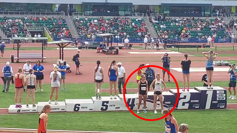 “Esto no es justo”: Dos alumnas rechazan compartir premio con atleta varón que se identifica como mujer 3 Atletas de Oregon se niegan a compartir podio con competidor transgenero