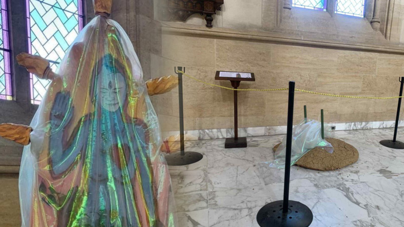 Fieles retiran ídolo de inspiración ocultista en catedral de Australia 5 Fieles retiran idolo de inspiracion ocultista en catedral de Australia