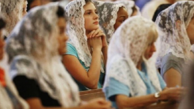 Francia crece el uso de mantillas entre mujeres catolicas que buscan vivir la liturgia con mas conciencia