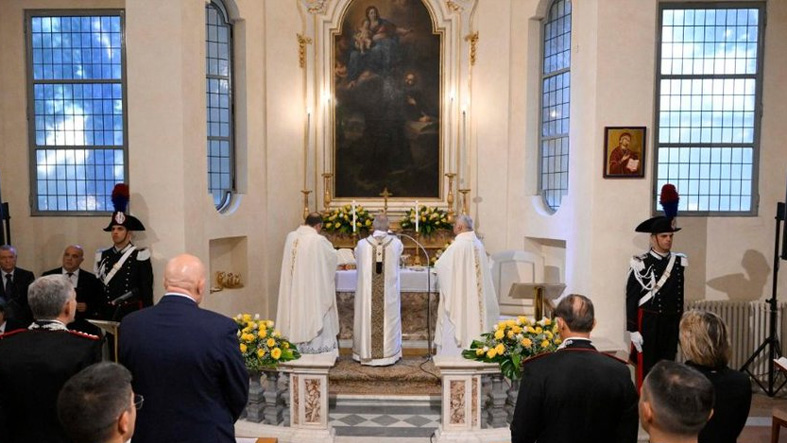 León XIV celebra Misa ad orientem con los Carabineros y llama a resistir la tentación del mal 3 Leon XIV celebra Misa ad orientem con los Carabineros y llama a resistir la tentacion del mal2