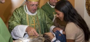 Diecisiete niños salvados del aborto reciben el Bautismo en Getafe