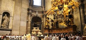 El cardenal Raymond Burke vuelve a celebrar misa pontifical tradicional en San Pedro tras dos años de suspensión