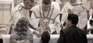 Obispo de San Luis -Argentina obliga a ministros a comulgar en la mano y desconoce derecho litúrgico de los fieles