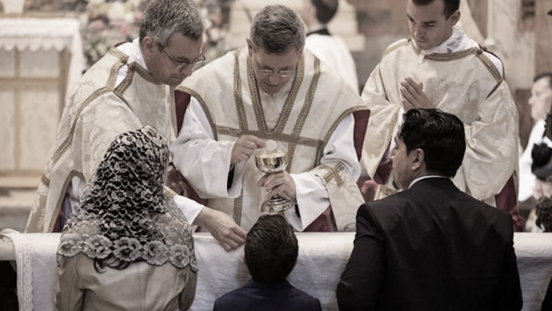 Obispo de San Luis -Argentina obliga a ministros a comulgar en la mano y desconoce derecho litúrgico de los fieles 1 Obispo de San Luis obliga a ministros a comulgar en la mano y desconoce derecho liturgico de los fieles