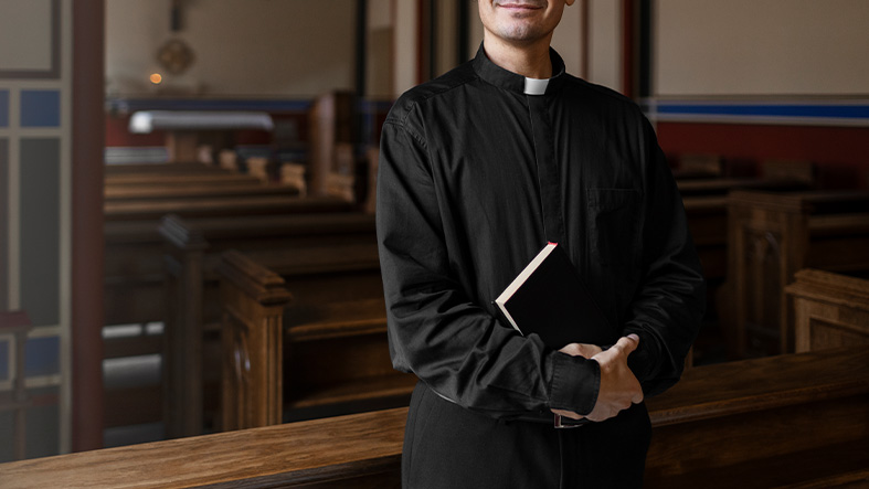 Sacerdotes jovenes en EE.UU . muestran fuerte giro conservador y mayor sensacion de agotamiento