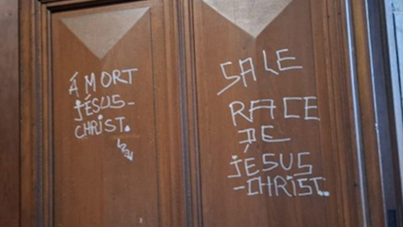 Atacan una iglesia en Lourdes con graves pintadas anticristianas