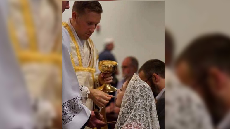 La diócesis de San Bernardino exhorta volver a arrodillarse tras el “Cordero de Dios” y reafirma la libertad de comulgar en la boca o de rodillas 1 La diocesis de San Bernardino ordena volver a arrodillarse tras el Cordero de Dios y reafirma la libertad de comulgar en la boca o de rodillas