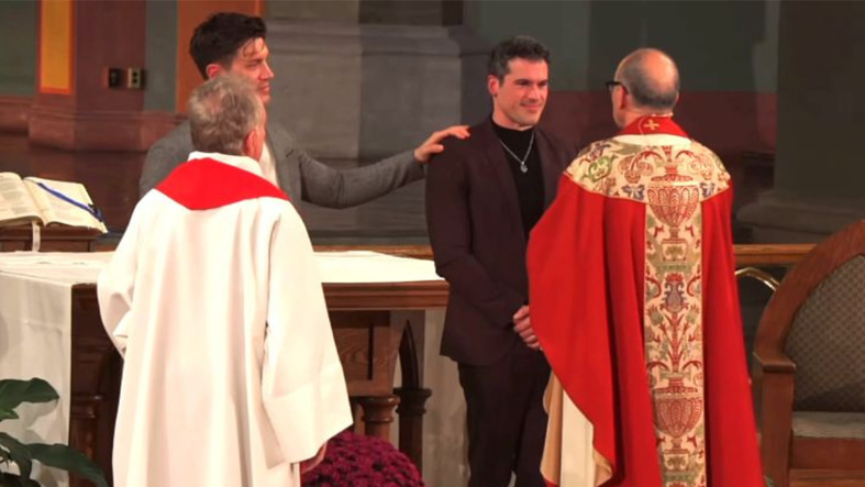 Polémica en Nueva York: presentador gay de ABC News es confirmado en parroquia “LGBT Friendly” con su pareja como padrino 7 Polemica en Nueva York presentador gay de ABC News es confirmado en parroquia LGBT Friendly con su pareja como padrino