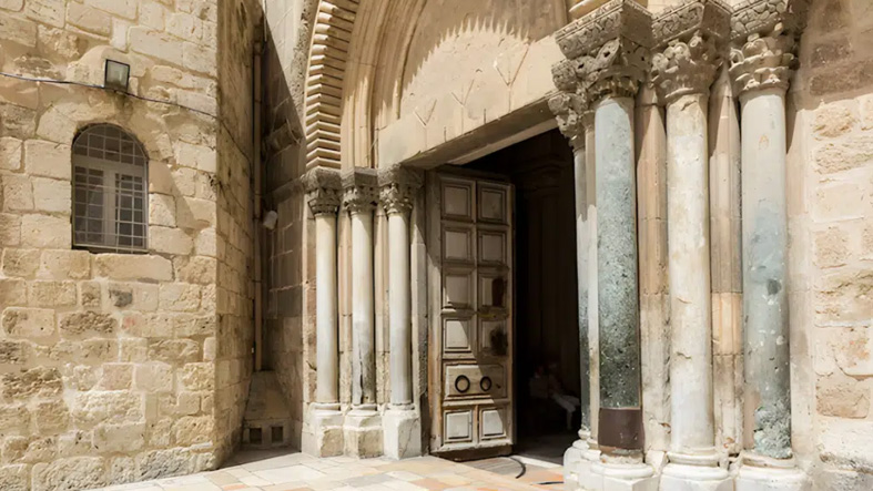 Intervienen las puertas del Santo Sepulcro por primera vez en mas de 200 anos