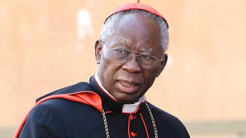 Cardenal Arinze advierte que alterar la Misa dana a la Iglesia