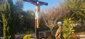 Fuerzas italianas restituyen en Líbano el crucifijo destruido por un soldado israelí