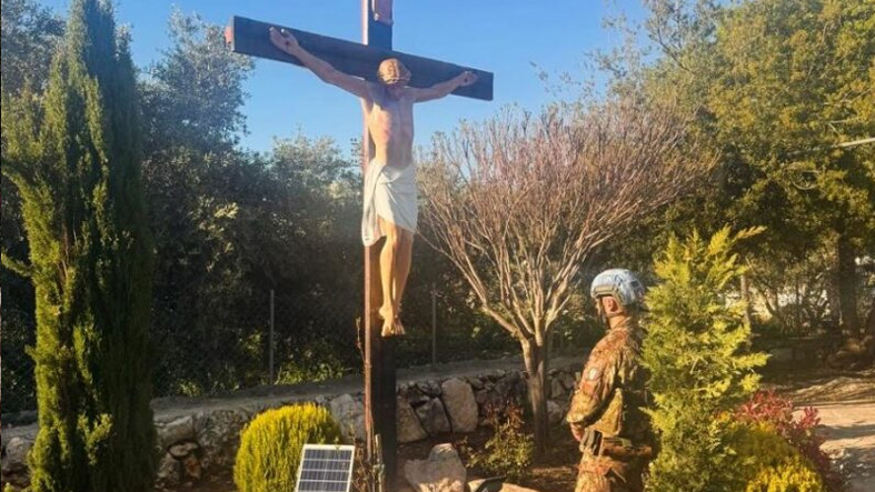Fuerzas italianas restituyen en Libano el crucifijo destruido por un soldado