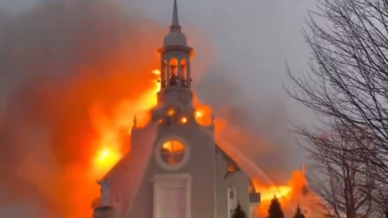 Incendio destruye iglesia en Quebec y deja a comunidad catolica profundamente afectada