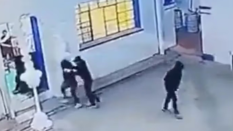 Roban la Eucaristia y agreden a fieles durante adoracion en Sabado Santo en