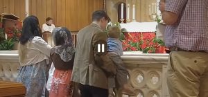 Niegan la comunión a familia católica por arrodillarse durante misa en Charlotte