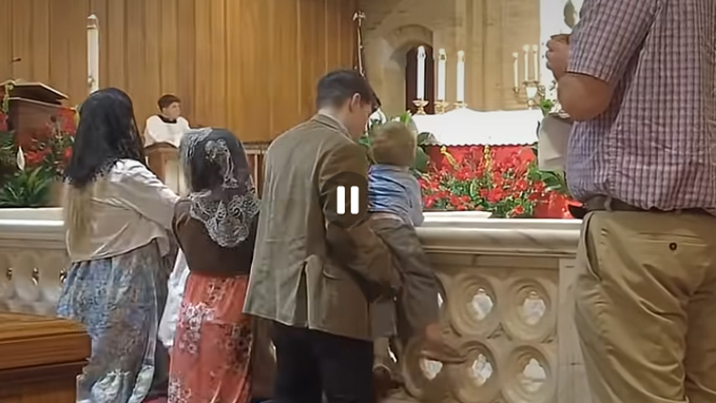 Niegan la comunion a familia catolica por arrodillarse durante misa en Charlotte