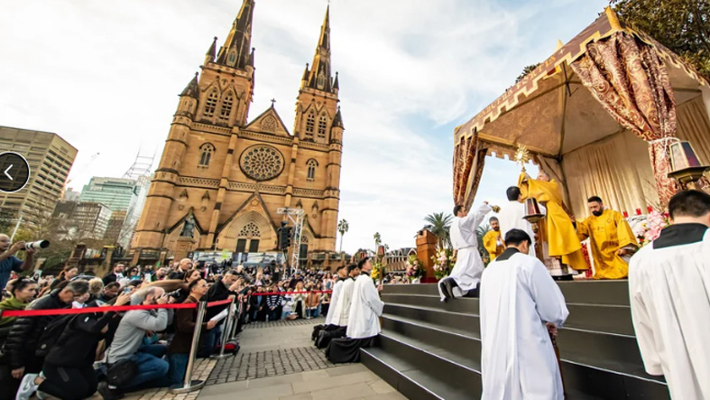 Arzobispo de Sidney impulsa el regreso de los reclinatorios y llama a recuperar la reverencia ante la Eucaristia