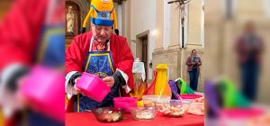 Sacerdote en Argentina genera controversia tras realizar dinámica con ensalada de frutas durante una Misa de Pentecostés