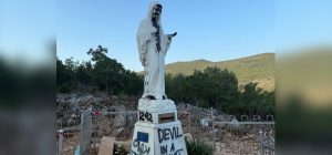 Ataque sacrílego en Međugorje: vandalizan dos de sus principales lugares de oración