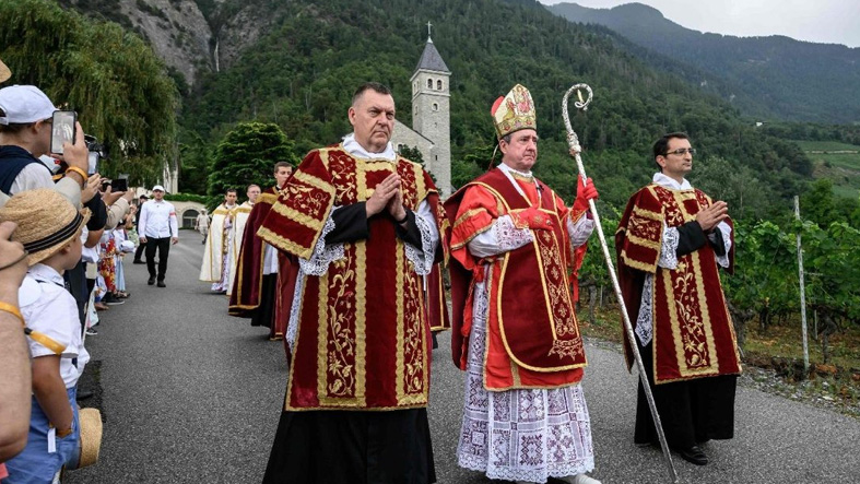 Obispos han sido consagrados por la FSSPX sin mandato pontificio 3 Obispos han sido consagrados por la FSSPX sin mandato pontifici