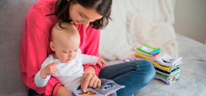Estudio cuestiona el estereotipo de la madre dedicada al hogar como una mujer deprimida