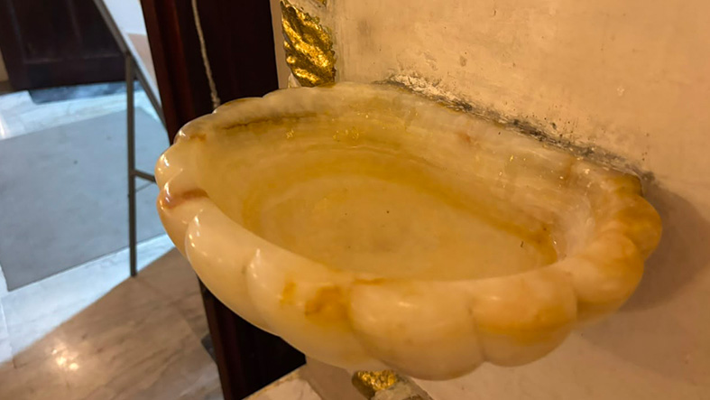 La Iglesia de San Jeronimo mantiene viva la tradicion de las pilas de agua bendita