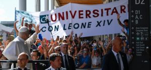 León XIV pide a los jóvenes no conformarse con una vida de satisfacciones pasajeras