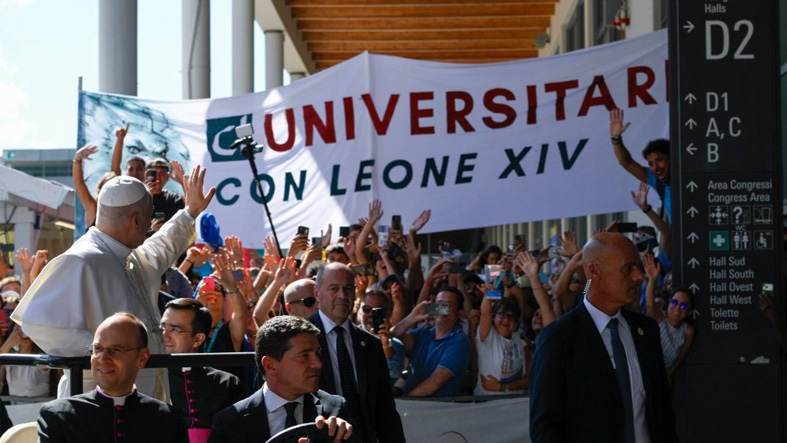 Leon XIV pide a los jovenes no conformarse con una vida de satisfacciones pasajeras
