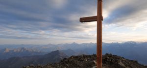 Mutilan una cruz en una cumbre de los Alpes franceses durante la solemnidad de la Asunción