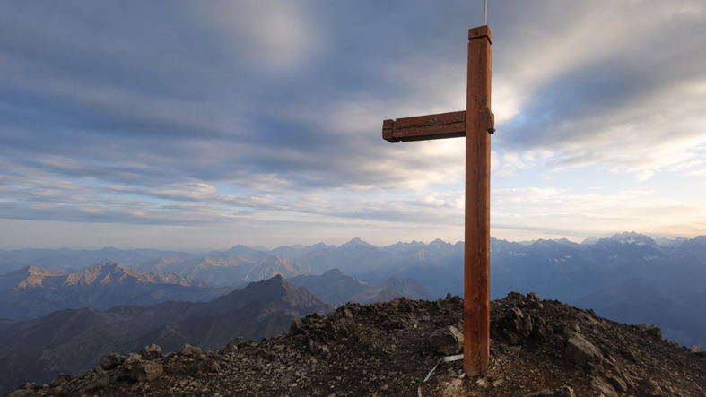 Mutilan una cruz en una cumbre de los Alpes franceses durante la solemnidad de la Asuncion