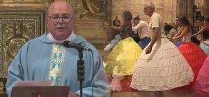 Polémica en Torrelavega: cuestionan al párroco por negar literalmente la Asunción de María y promover bailes en el altar
