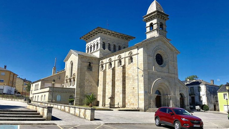 Profanan un sagrario en Guitiriz y arrojan hostias consagradas en la plaza