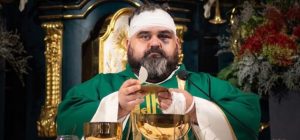 Sacerdote herido en Jarosław regresa al altar y pide rezar por su agresor