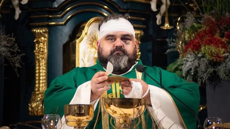 Sacerdote herido en Jaroslaw regresa al altar y pide rezar por su agresor